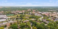Cozy Private Suite in Cultural District! Walk to Mass St. ~ 5 min to KU Campus