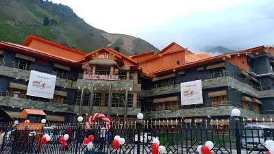 Rose Valley Hotel Naran 나란 호텔