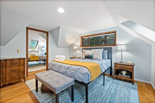 HotTub! 5 minutes to the Seatac Airport + Large Private Backyard