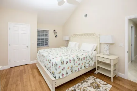 3 Minute Walk to Beach-Discounted Rates- Relaxing-Private-Fun-Pool-WiFi-Near All