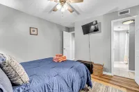 Coastal Cozy Condo: Pet Friendly! Steps to Beach, Perfect for Relaxing Getaways!
