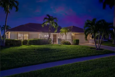 New! Waterfront Oasis+ HeatedPool+5mins2Beach+Bikes