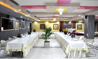 Foxoso Taj View Hotel