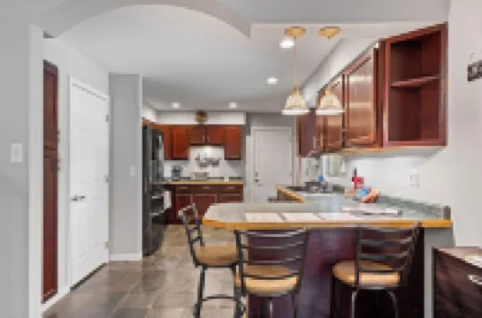 Peaceful Cozy Home with Well Equipped Kitchen, WiFi, & King Bed in St Charles