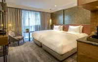 Lincoln Plaza London, Curio Collection by Hilton - 수영장