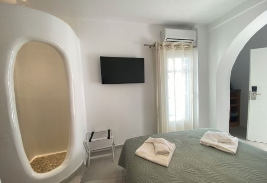 미코노스의 좁은 골목길에 위치한 Casa Centro Mykonos