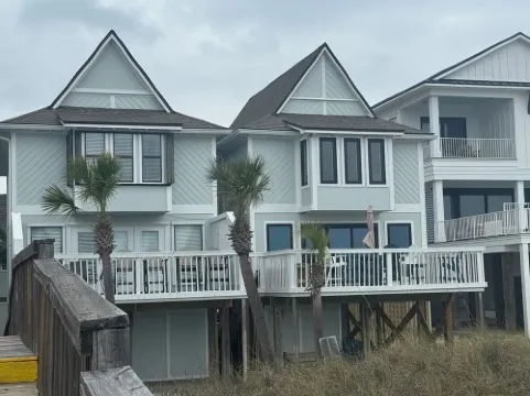 BEAUTIFUL Beach Cottage: Directly on the Beach!