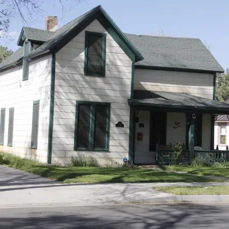 Flagstaff's Old Library the Rawson House. Downtown Flag! Grill/AC/Pet Friendly!