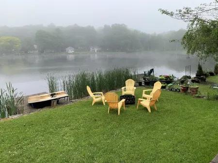 Lake Front home, dock w/2 kayaks, firepit, grill, pedal boat. Lv2 EV charger