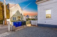 Colorful West End Retreat / Patio / Comfy King Bed / Walk Everywhere! / Parking