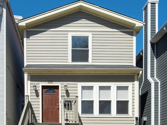 Luxury duplex home in Roscoe Village/Wrigley Field with Free Steet Parking