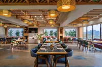 The Lemon Grass Hotel Отели рядом с достопримечательностью «Pandit Deendayal Petroleum University»