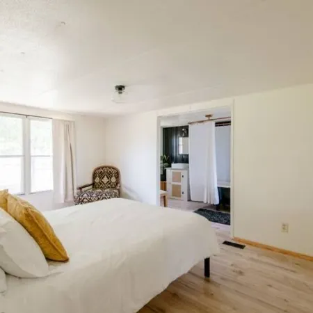 Cozy basecamp minutes from waterfalls, hiking and climbing
