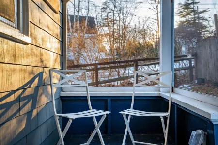 Updated cottage, walk to beach, screened in porch