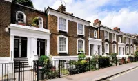 Spacious 3-Bedroom Luxury Home with Garden – North London Retreat Hotels near Crouch Hill