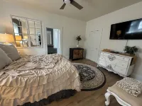 High-end cozy apartment walking distance to down town Christiansburg. 더 마켓플레이스 쇼핑센터 주변 호텔
