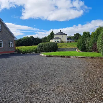 Spacious 6 Bed House 10 Minutes from Knock Airport