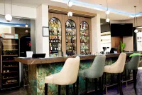 Qs Evander Hotel and Apartments - bars