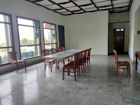 Hotel Wina Wisata Отели рядом с достопримечательностью «Ambarawa Railway Museum»