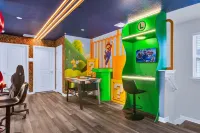 Upstay Theme Rooms and Arcade Games Plus Private Pool - شرفة