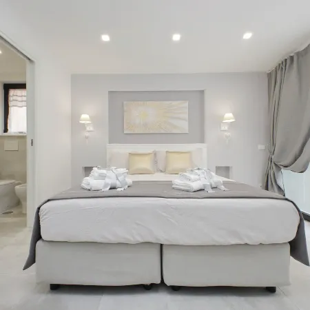 Roman Holiday Suites Отели рядом с достопримечательностью «Базилика Санта-Парасседе»