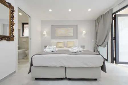 Roman Holiday Suites Отели рядом с достопримечательностью «Church of St. Alphonsus Liguori»