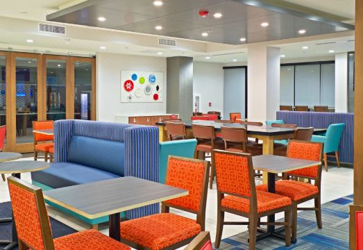 홀리데이 인 익스프레스 & 스위트