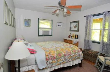 Cabin at Sleepy Creek - Charming Cabin Отели рядом с достопримечательностью «Парк штата Беркли Спрингс»