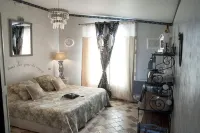 Mas la Pomarede Hotels in Robion