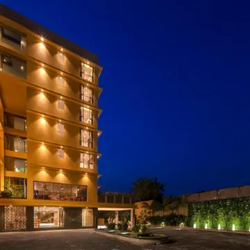 Hotel Binori Отели рядом с достопримечательностью «Торговый центр Alpha One»
