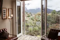 Islington Hotel - Mountain view