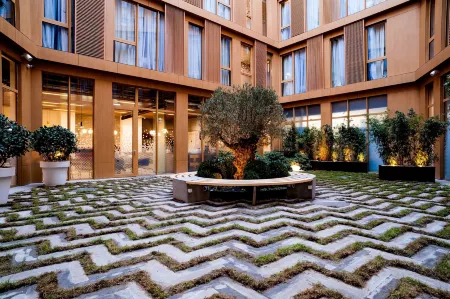 Holiday Inn Express Tbilisi Avlabari Отели рядом с достопримечательностью «Памятник  Церетели и Чавчавадзе»