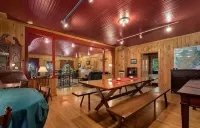 Parquet House - A Charming 8 Bedroom Waterfront Property ~ in the Heart of Inlet Hotel a Inlet