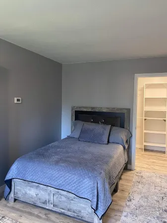 Newly remodeled 3 bedroom home near downtown Отели рядом со станцией Анкорд Депо