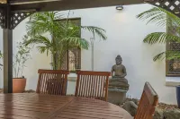 BESAKIH @ BYRON BAY central to town & main beach , large garden, pet friendly