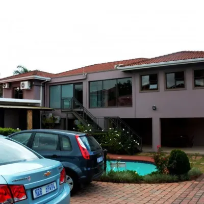 Cozy Nest Guest House Durban Отели рядом с достопримечательностью «Футбольный стадион «Мозес Мабида»»
