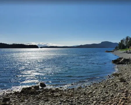 {Forget-Me-Not Inn} Alaskan Waterfront Vacation Rental (Eagle Suite) โรงแรมในซิตกา