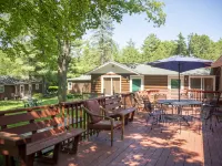 “Pet-Friendly Geneva Lake Cabins – Fire Pit, Private Units, Walk to Lakefront” Hotels in Williams Bay