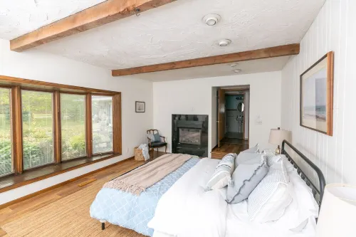 Sunset Lake House w Hot Tub, 4 fireplaces & kids bunkroom!