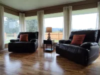 Grand Opening! 3-Bedroom Home- Close to Olympic National Park and Lake Quinault Hotels in Amanda Park