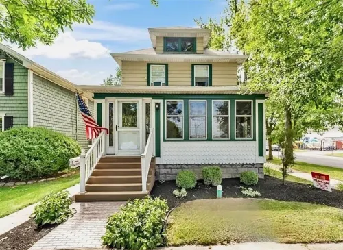 Charming River Front Cottage Retreat