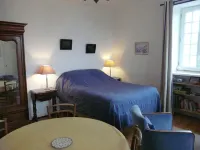 Residential flat in a former Etretat villa, in a big garden with free parking. Hotels in Etretat