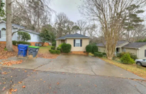 Close to Downtown with Fenced Yard and Deck - Cozy Retreat Hotels in Lexington