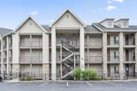 Jetted Tub and Seasonal Pool Access - Stunning Golf Retreat Hotels in Branson