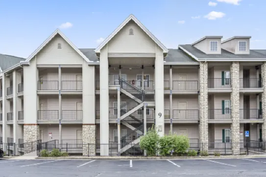 Modern Kitchenette and Seasonal Pool Access - Charming Golf Course Retreat