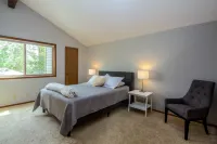 Forest Views and Cozy Loft - Charming Mountain Retreat