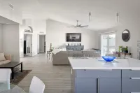 Luxurious Desert Oasis - Saltwater Pool, Hot Tub, WiFi