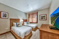 Unobstructed Views and High-End Grill - Exquisite Lakefront Haven