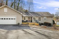 MTN Views/Hot Tub/Firepit/Near AVL, Hiking, Biltmore, French Broad River let in. Hotels near Shoji Spa & Retreat