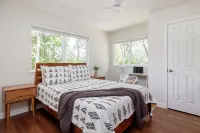 Observation Deck and Cozy Fireplace - Charming Treetop Escape Отели рядом с достопримечательностью «Saint Stephens Episcopal School Football Stadium»